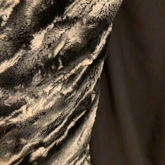 Women’s Faux fFur Vest - Picture 4 of 6